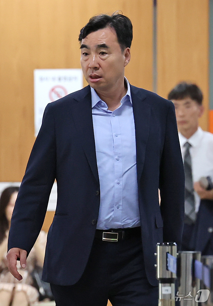 (서울=뉴스1) 장수영 기자 = 더불어민주당 전당대회 돈 봉투 사건으로 복역하다 보석 석방된 윤관석 전 의원이 2일 오후 서울 서초구 서울고등법원에서 열린 뇌물수수 등 혐의 관련 …