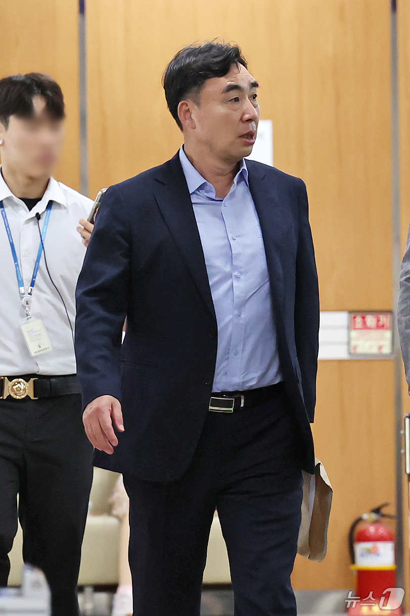 (서울=뉴스1) 장수영 기자 = 더불어민주당 전당대회 돈 봉투 사건으로 복역하다 보석 석방된 윤관석 전 의원이 2일 오후 서울 서초구 서울고등법원에서 열린 뇌물수수 등 혐의 관련 …