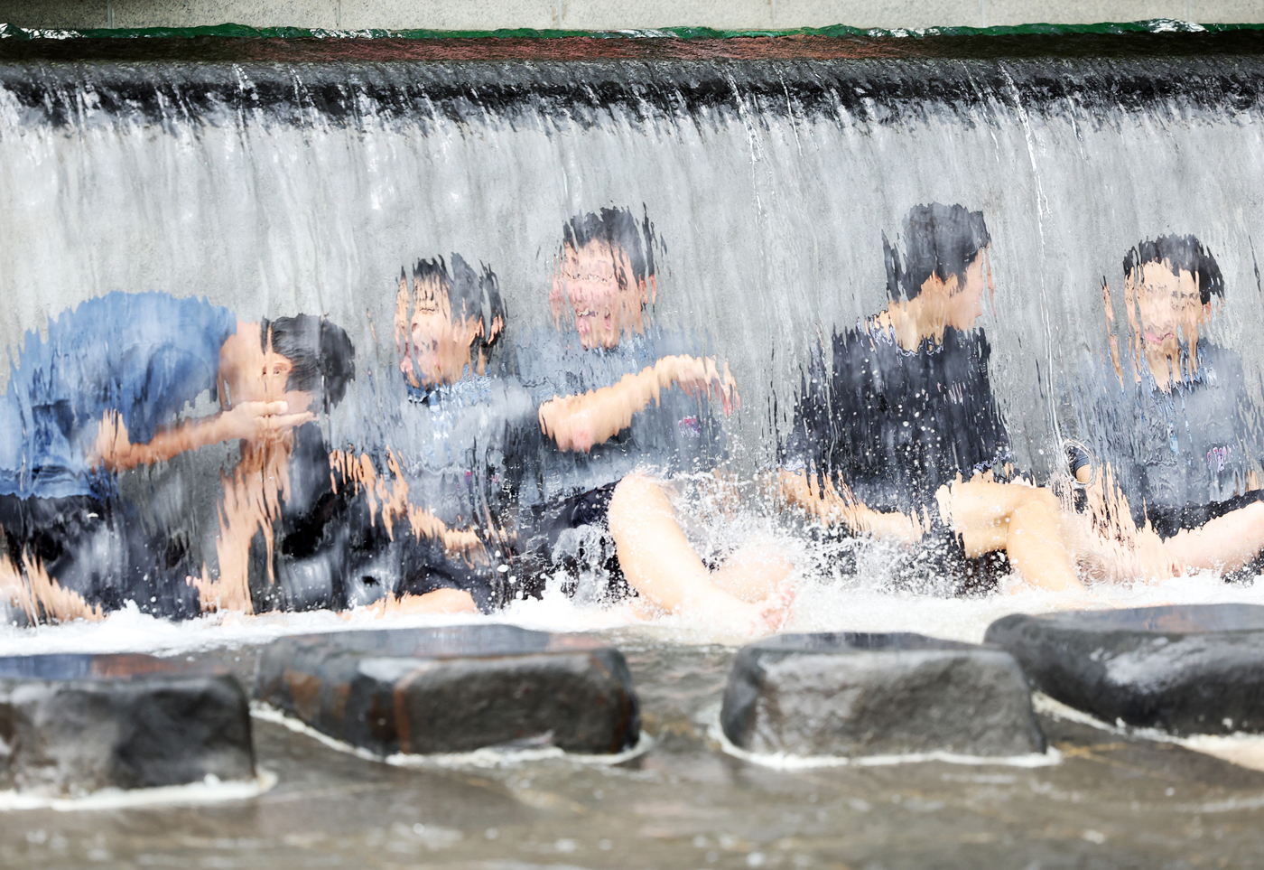 (고양=뉴스1) 황기선 기자 = 무더위가 이어진 2일 경기도 고양시 일산 호수공원 노래하는 분수대에서 학생들이 물놀이를 하며 더위를 식히고 있다. 2025.7.2/뉴스1