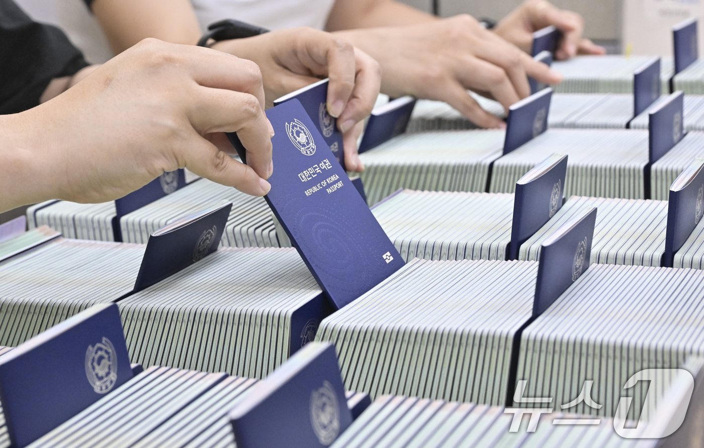 (수원=뉴스1) 김영운 기자 = 본격적인 여름 방학과 휴가철을 앞둔 2일 오후 경기 수원시 팔달구 수원시여권민원실에서 직원이 발급된 여권을 정리하고 있다. (공동취재) 2025.7 …