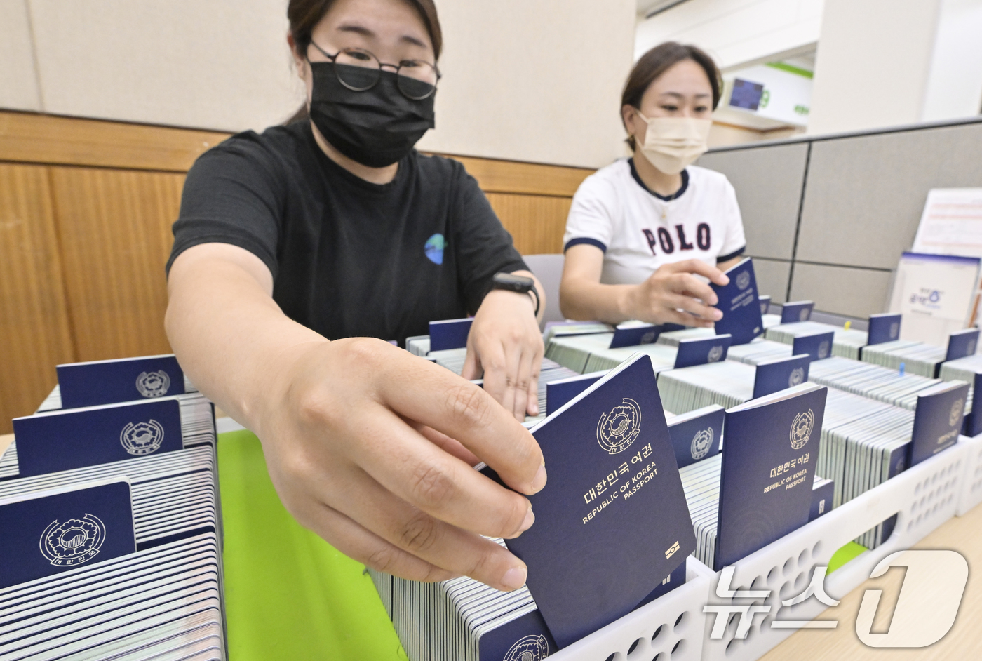 (수원=뉴스1) 김영운 기자 = 본격적인 여름 방학과 휴가철을 앞둔 2일 오후 경기 수원시 팔달구 수원시여권민원실에서 직원이 발급된 여권을 정리하고 있다. (공동취재) 2025.7 …