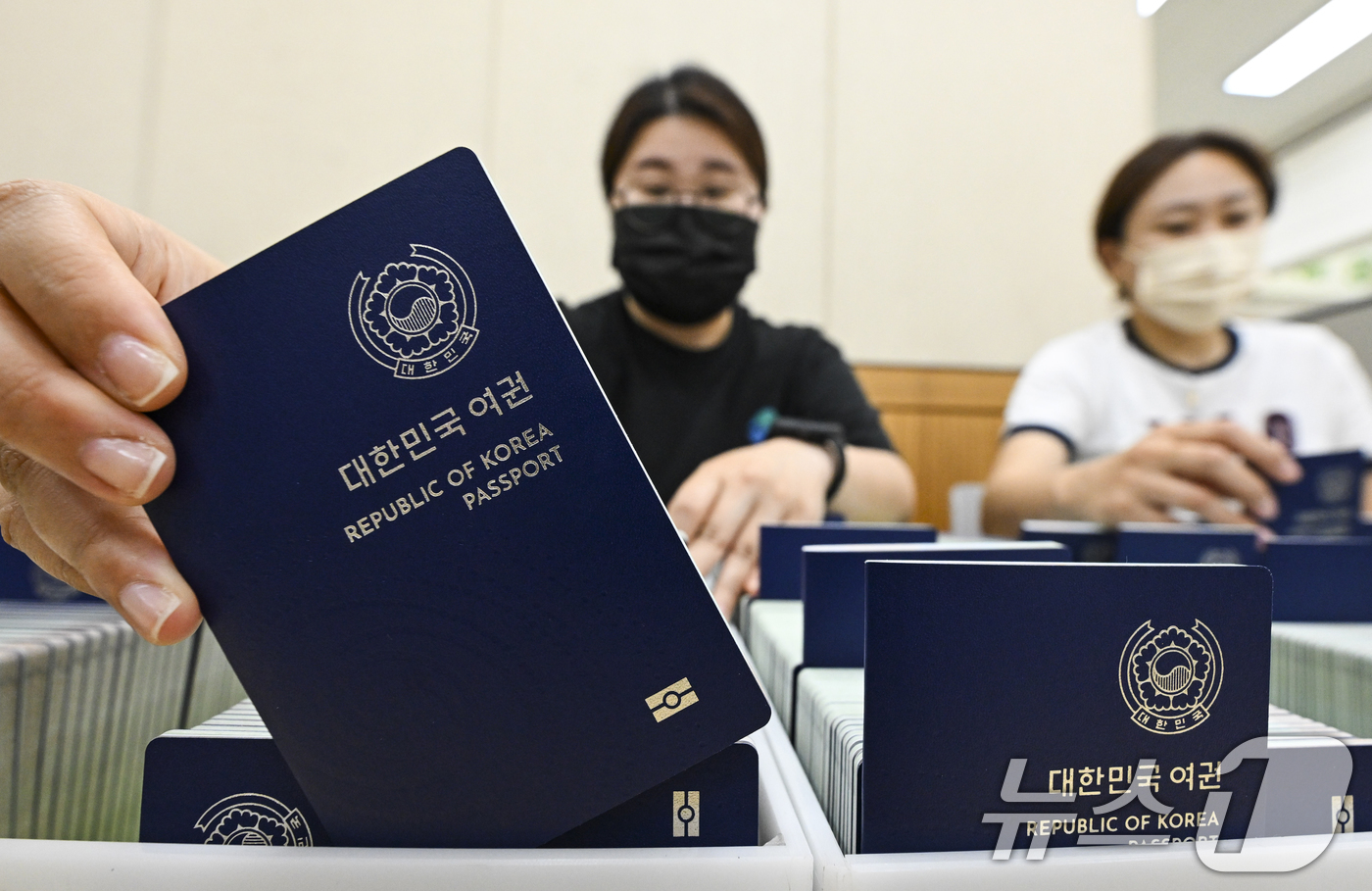 (수원=뉴스1) 김영운 기자 = 본격적인 여름 방학과 휴가철을 앞둔 2일 오후 경기 수원시 팔달구 수원시여권민원실에서 직원이 발급된 여권을 정리하고 있다. (공동취재) 2025.7 …