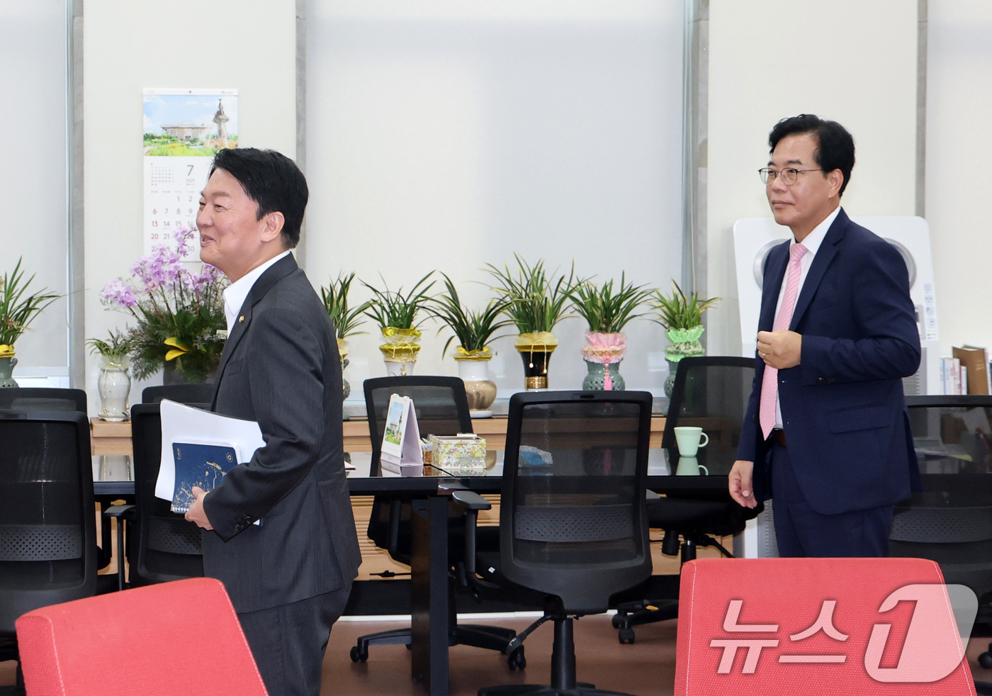 (서울=뉴스1) 안은나 기자 = 송언석 국민의힘 비상대책위원장 겸 원내대표가 2일 서울 여의도 국회에서 혁신위원장으로 내정된 안철수 의원과 회동하고 있다. (공동취재) 2025.7 …