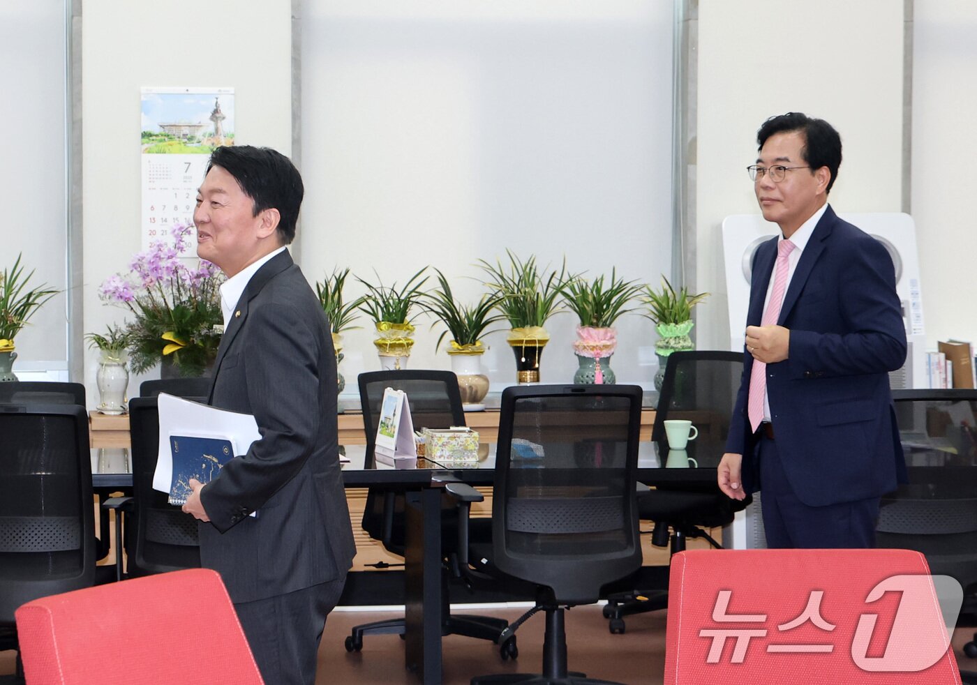 본문 이미지 - 송언석 국민의힘 비상대책위원장 겸 원내대표가 지난 2일 서울 여의도 국회에서 혁신위원장으로 내정된 안철수 의원과 회동하고 있다. &#40;공동취재&#41; 2025.7.2/뉴스1 ⓒ News1 안은나 기자