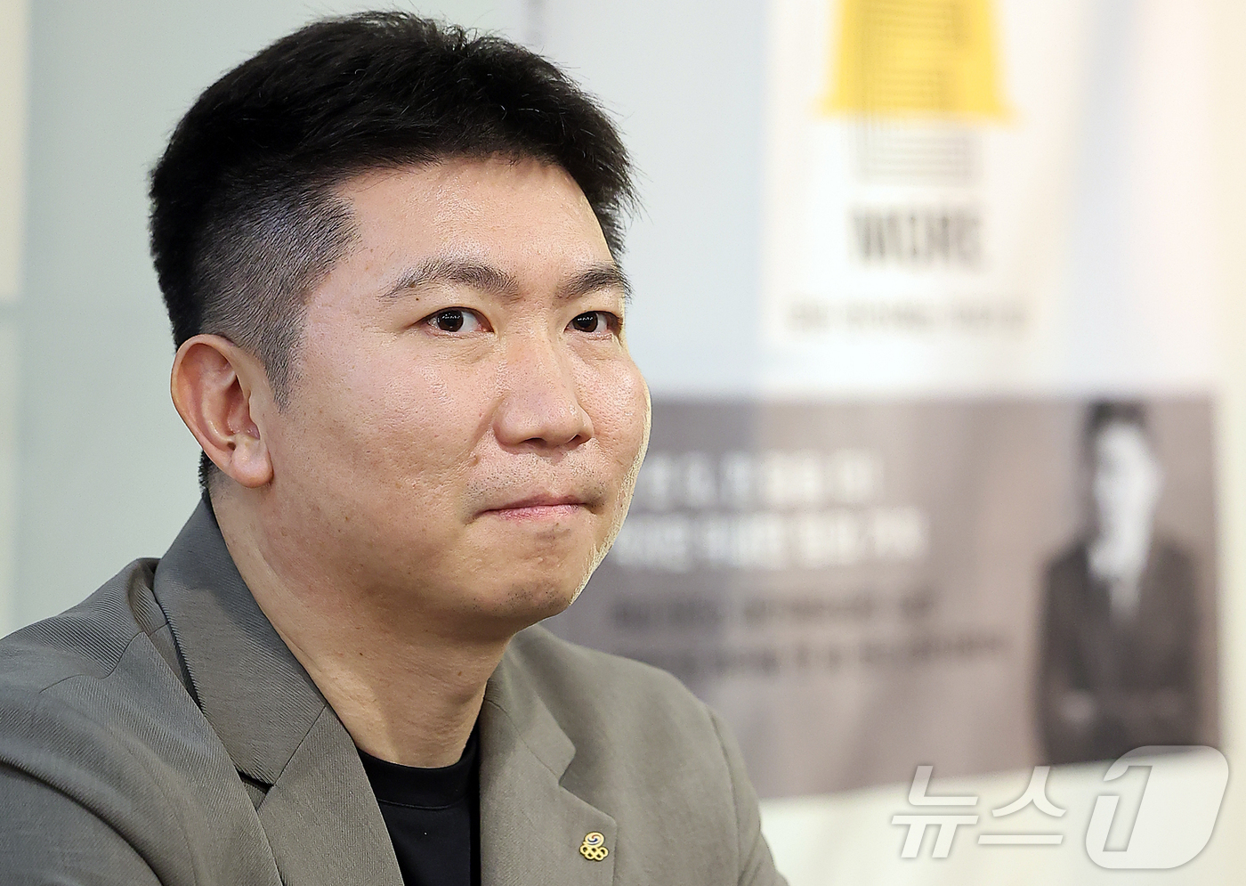 (서울=뉴스1) 김진환 기자 = 유승민 대한체육회장이 2일 오후 서울 중구 정동 카페 산 다미아노에서 열린 에세이 ‘원 모어: 모든 반전에는 이유가 있다’ 출간 기념 기자간담회에 …