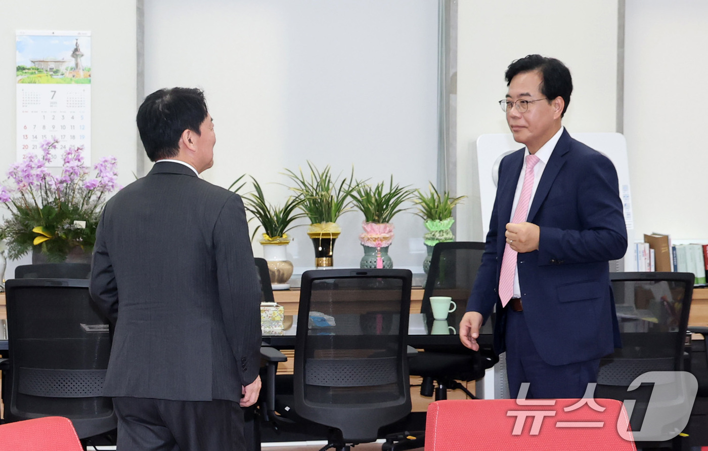 (서울=뉴스1) 안은나 기자 = 송언석 국민의힘 비상대책위원장 겸 원내대표가 2일 서울 여의도 국회에서 혁신위원장으로 내정된 안철수 의원과 회동하고 있다. (공동취재) 2025.7 …