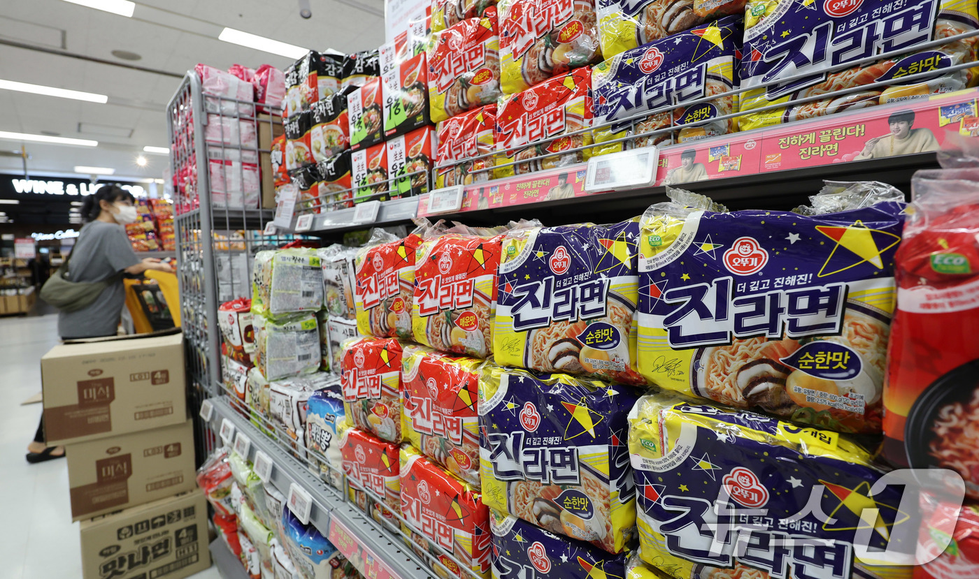 (서울=뉴스1) 박지혜 기자 = 2일 서울의 한 대형마트에 라면이 진열돼 있다. 장바구니 필수 품목인 라면과 달걀 가격이 일제히 큰 폭으로 오르면서 체감 물가 부담이 커지고 있다. …