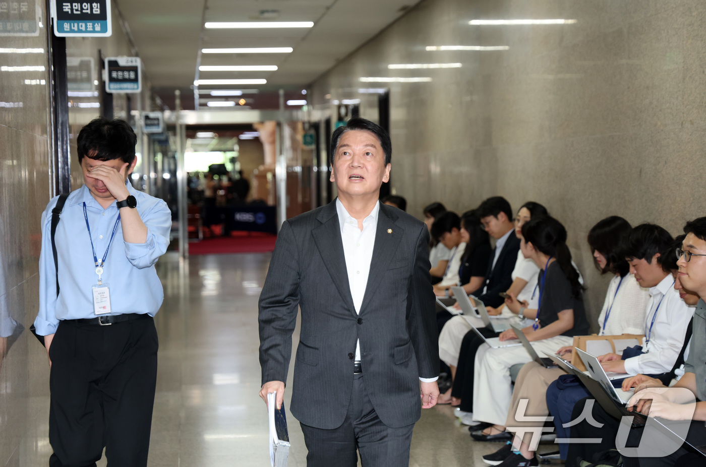 (서울=뉴스1) 안은나 기자 = 국민의힘 혁신위원장으로 내정된 안철수 의원이 2일 서울 여의도 국회에서 송언석 비상대책위원장 겸 원내대표를 만나기 위해 원내대표실로 향하고 있다. …