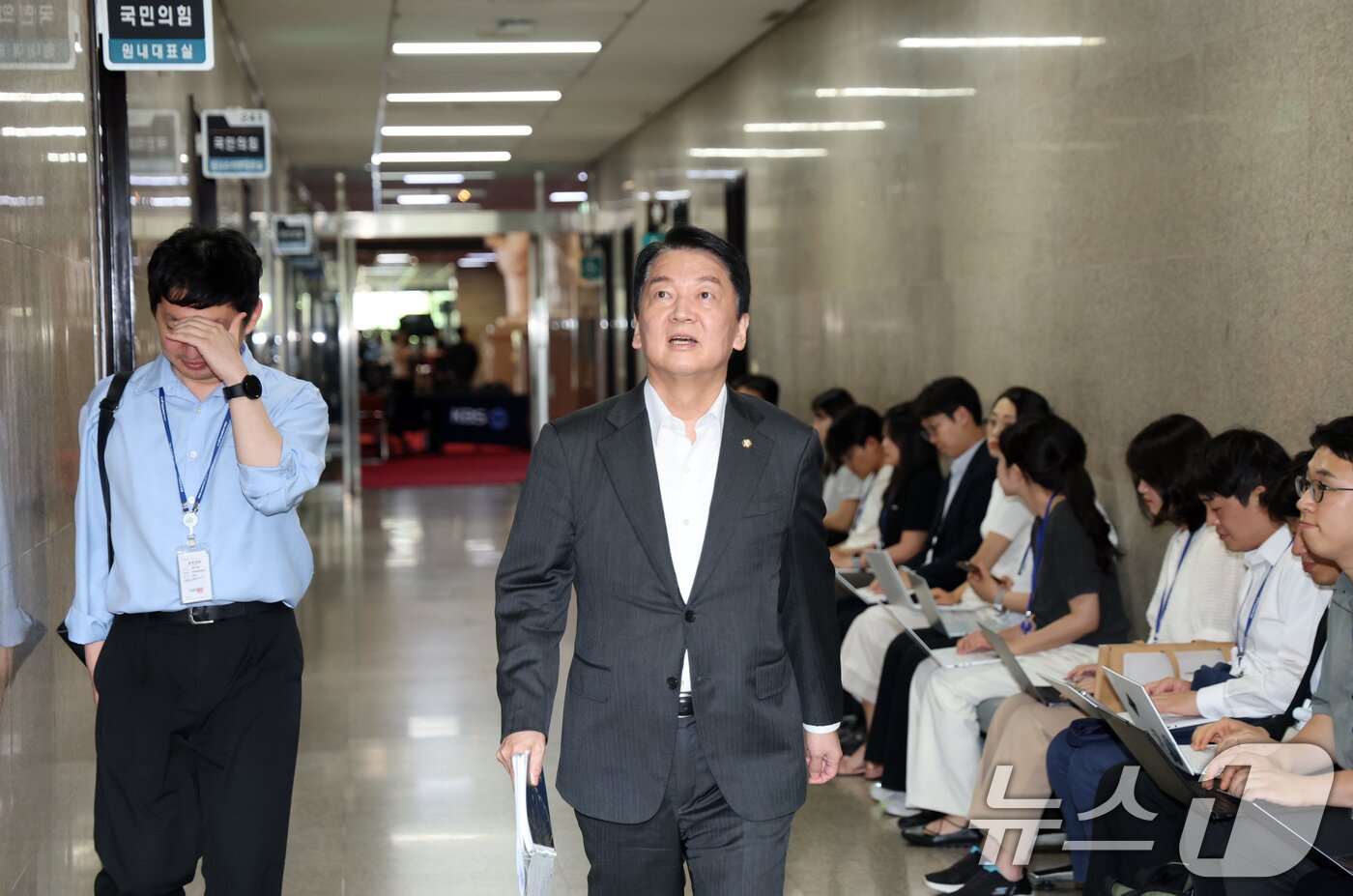 본문 이미지 - 국민의힘 혁신위원장으로 내정된 안철수 의원이  지난2일 서울 여의도 국회에서 송언석 비상대책위원장 겸 원내대표를 만나기 위해 원내대표실로 향하고 있다. &#40;공동취재&#41; 2025.7.2/뉴스1 ⓒ News1 안은나 기자