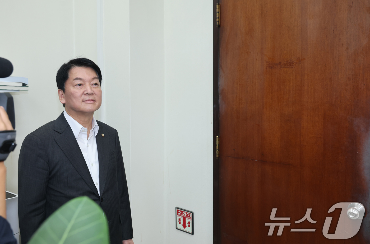 (서울=뉴스1) 안은나 기자 = 국민의힘 혁신위원장으로 내정된 안철수 의원이 2일 서울 여의도 국회에서 송언석 비상대책위원장 겸 원내대표를 기다리고 있다. (공동취재) 2025.7 …
