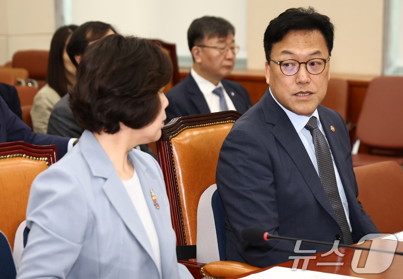 (서울=뉴스1) 김민지 기자 = 김병환 금융위원장(오른쪽)과 강정애 국가보훈부 장관이 2일 서울 여의도 국회에서 열린 정무위원회 전체회의에서 대화하고 있다. 2025.7.2/뉴스1 …