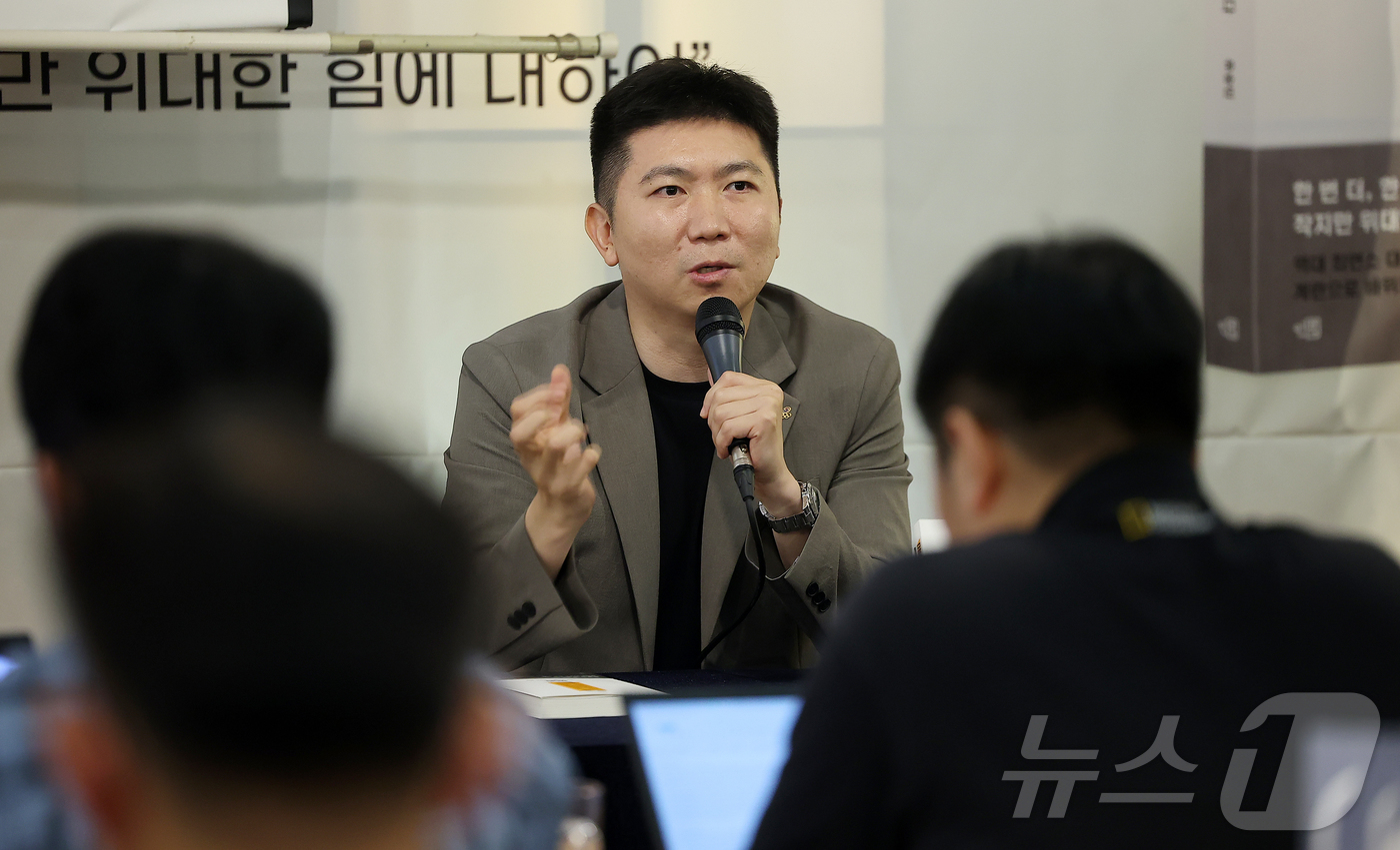 (서울=뉴스1) 김진환 기자 = 유승민 대한체육회장이 2일 오후 서울 중구 정동 카페 산 다미아노에서 열린 에세이 ‘원 모어: 모든 반전에는 이유가 있다’ 출간 기념 기자간담회에 …