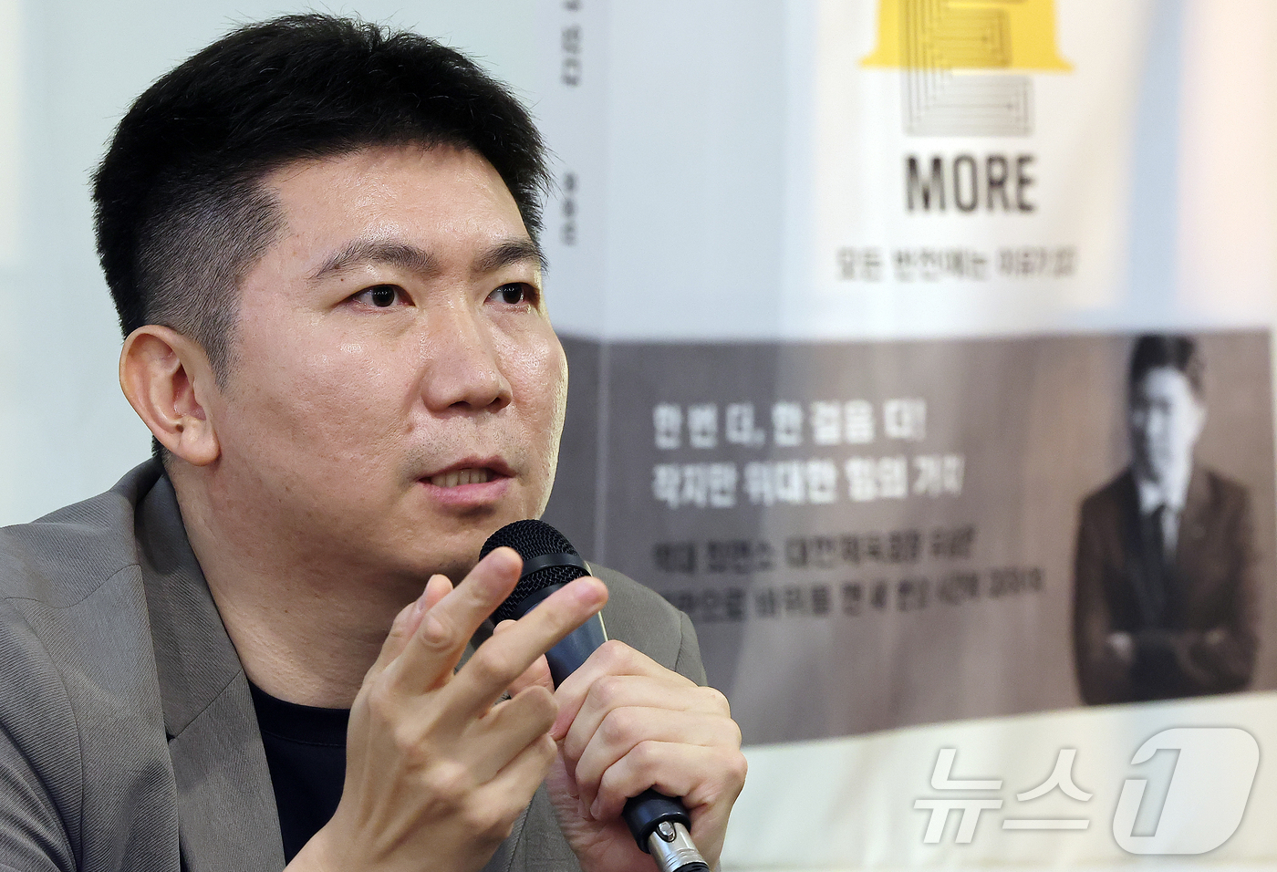 (서울=뉴스1) 김진환 기자 = 유승민 대한체육회장이 2일 오후 서울 중구 정동 카페 산 다미아노에서 열린 에세이 ‘원 모어: 모든 반전에는 이유가 있다’ 출간 기념 기자간담회에 …