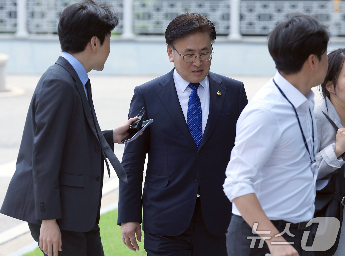본문 이미지 - 유상임 과학기술정보통신부 장관이 2일 오후 내란특검 조사를 받기 위해 서울 서초구 서울고검 청사로 출석하고 있다. 2025.7.2/뉴스1 ⓒ News1 박정호 기자