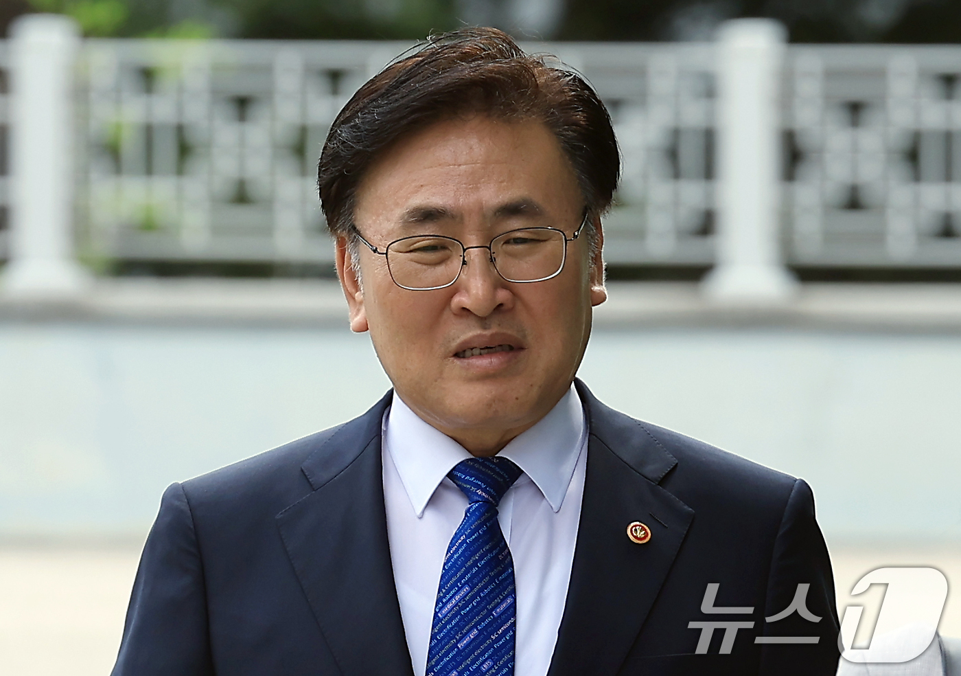 (서울=뉴스1) 박정호 기자 = 유상임 과학기술정보통신부 장관이 2일 오후 내란특검 조사를 받기 위해 서울 서초구 서울고검 청사로 출석하며 취재진의 질문을 받고 있다.  2025. …