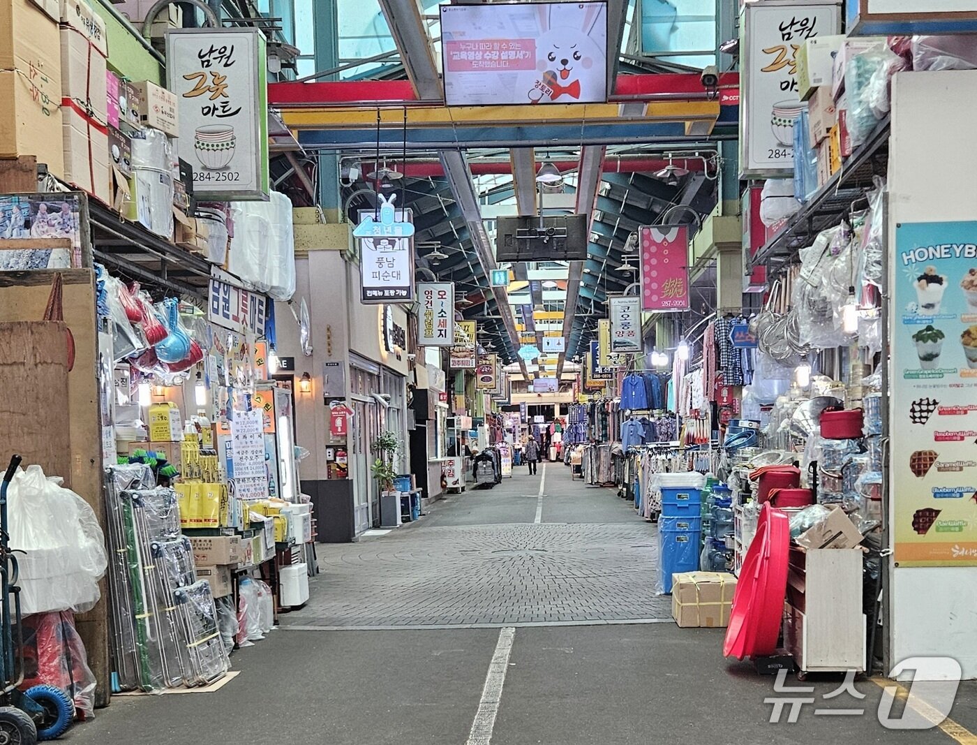 본문 이미지 - 무더운 날씨 속 텅 빈 전주남부시장. 2025.7.2/뉴스1 신준수 기자
