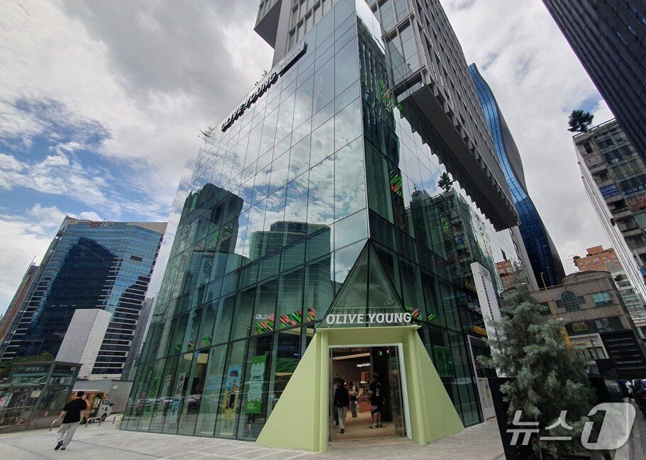 본문 이미지 - 올리브영이 2일 강남 최대 규모의 ‘센트럴 강남 타운’을 오픈했다. 2025.7.2/뉴스1 ⓒ News1 김명신 기자