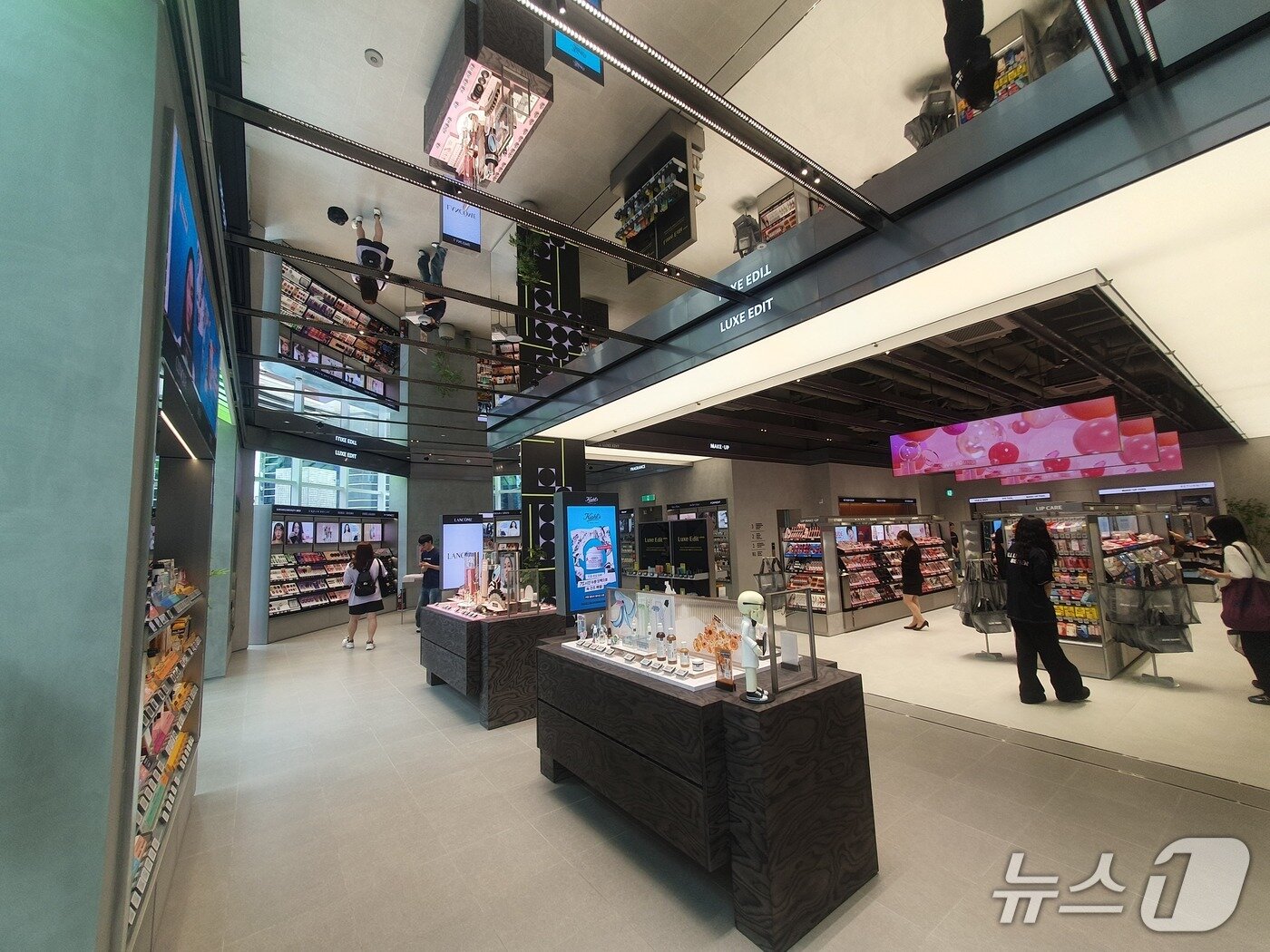 본문 이미지 - CJ올리브영이 2일 강남 최대 규모의 ‘센트럴 강남 타운’을 오픈했다. 2025.7.2/뉴스1 ⓒ News1 김명신 기자