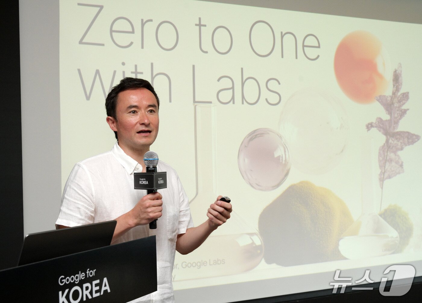 본문 이미지 - 사이먼 토쿠미네(Simon Tokumine) 구글 랩스 디렉터구글 포 코리아 2025 간담회에서 발언하고 있다. 2025.7.2 뉴스1 (구글 제공)
