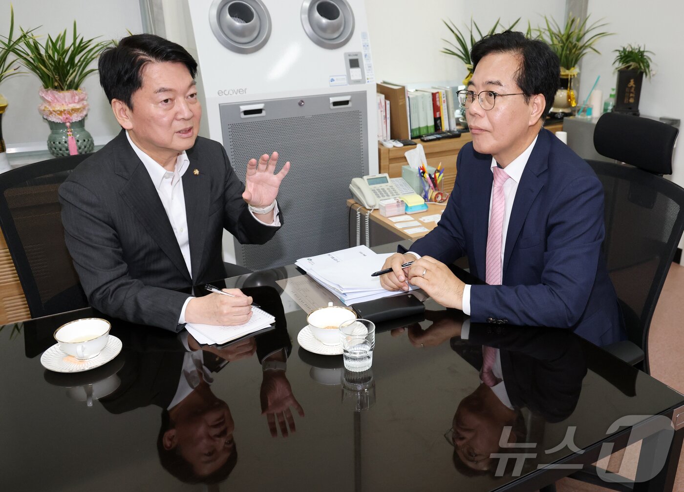 본문 이미지 - 국민의힘 송언석 비상대책위원장 겸 원내대표&#40;오른쪽&#41;와 혁신위원장으로 내정된 안철수 의원이 지난 2일 오후 서울 여의도 국회 본청 원내대표실에서 회동하고 있다. &#40;공동취재&#41; 2025.7.2/뉴스1 ⓒ News1 안은나 기자