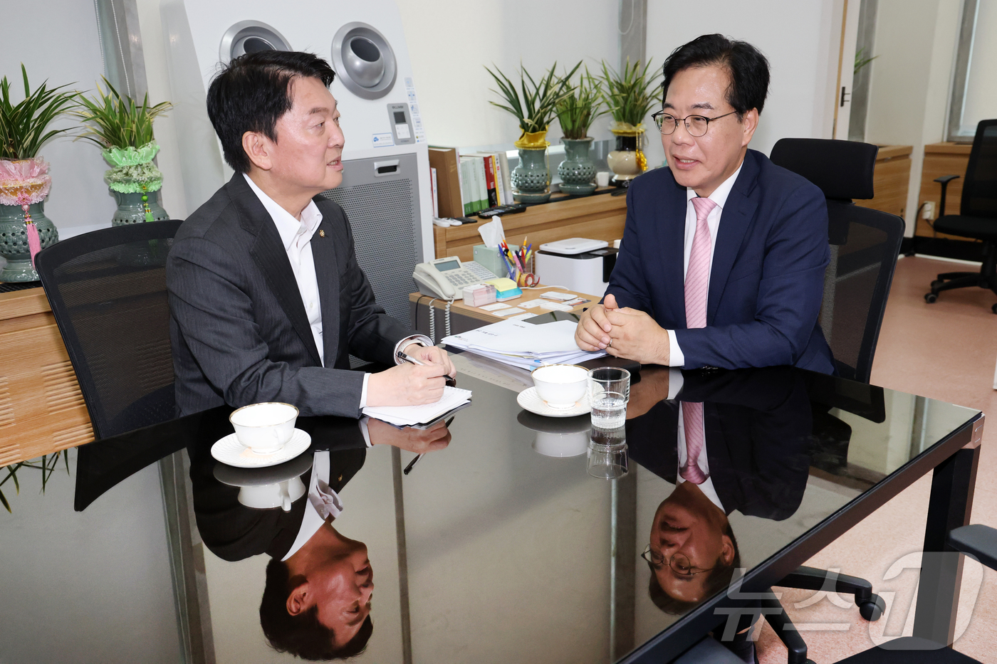 (서울=뉴스1) 안은나 기자 = 국민의힘 송언석 비상대책위원장 겸 원내대표(오른쪽)와 혁신위원장으로 내정된 안철수 의원이 2일 오후 서울 여의도 국회 본청 원내대표실에서 회동하고 …