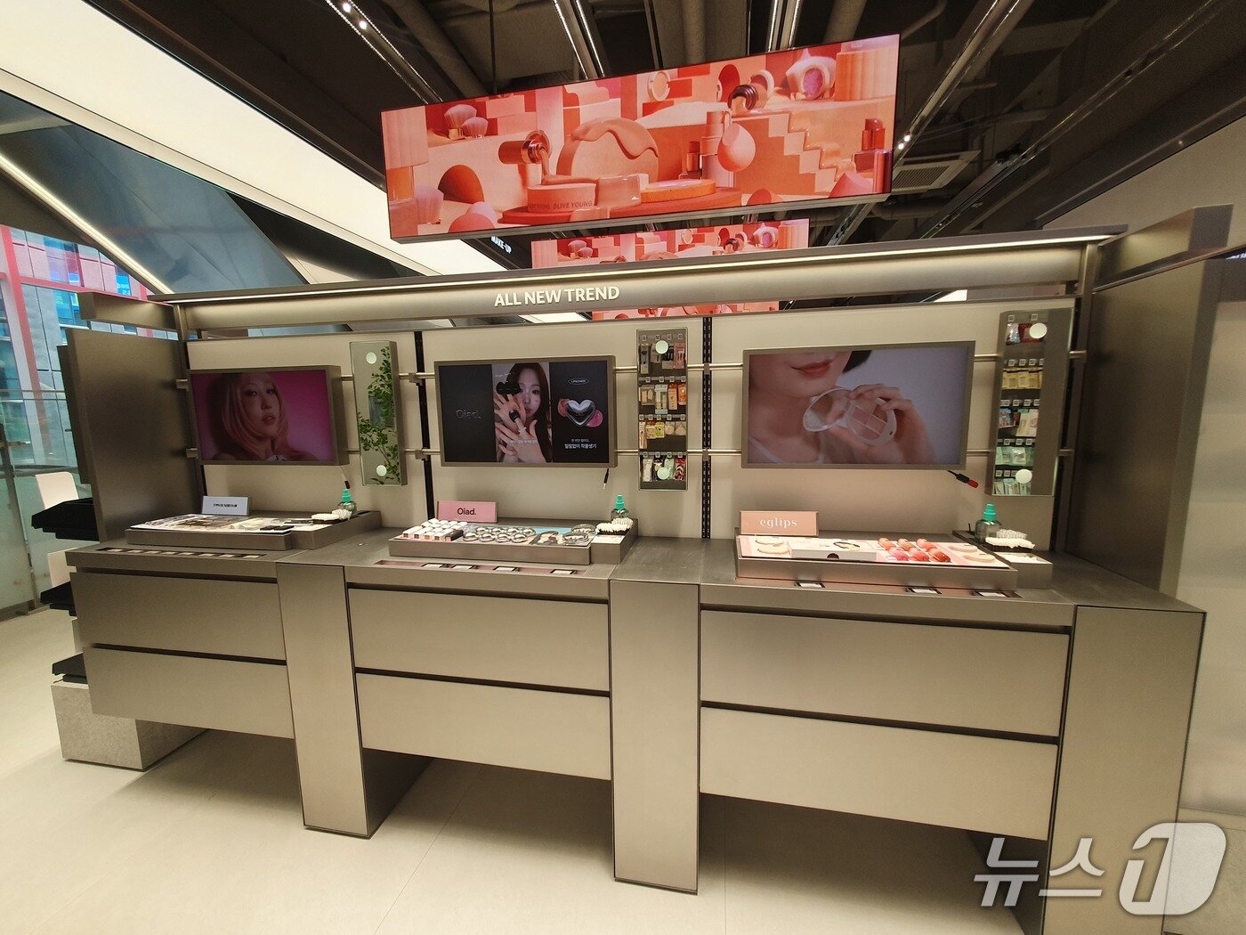 본문 이미지 - CJ올리브영이 2일 강남 최대 규모의 ‘센트럴 강남 타운’을 오픈했다. 2025.7.2/뉴스1 ⓒ News1 김명신 기자