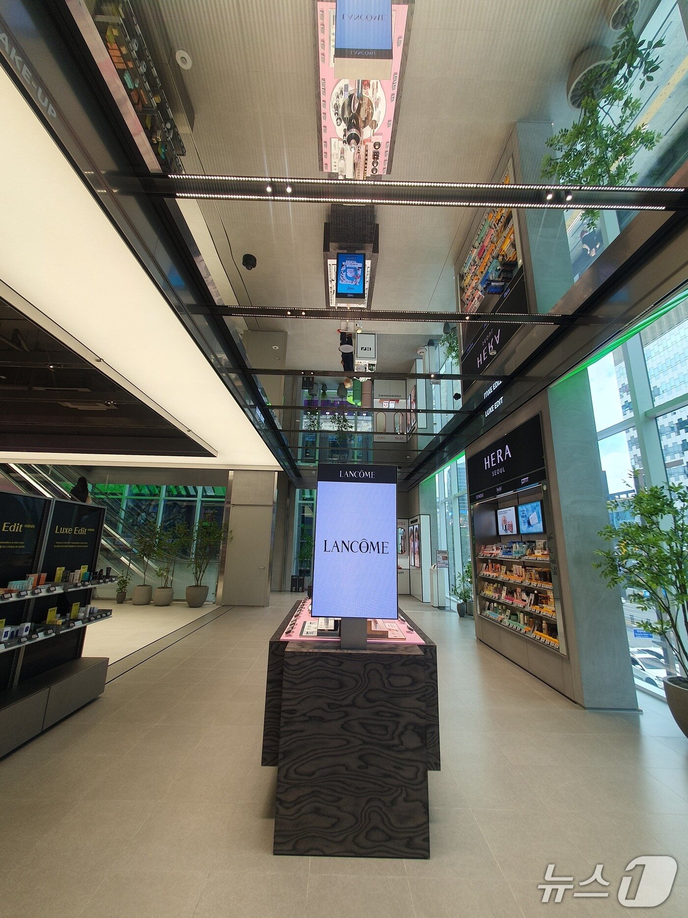 본문 이미지 - CJ올리브영이 2일 강남 최대 규모의 ‘센트럴 강남 타운’을 오픈했다. 2025.7.2/뉴스1 ⓒ News1 김명신 기자