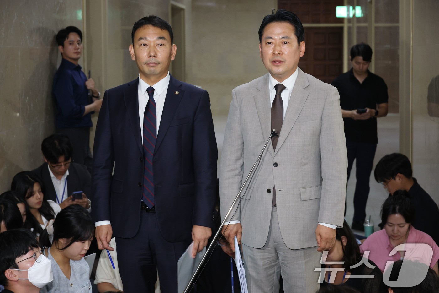 (서울=뉴스1) 이광호 기자 = 국회 법제사법위원회 여야 간사인 김용민 더불어민주당 의원(왼쪽)과 장동혁 국민의힘 의원이 2일 오후 서울 여의도 국회에서 상법 개정안과 관련한 회동 …