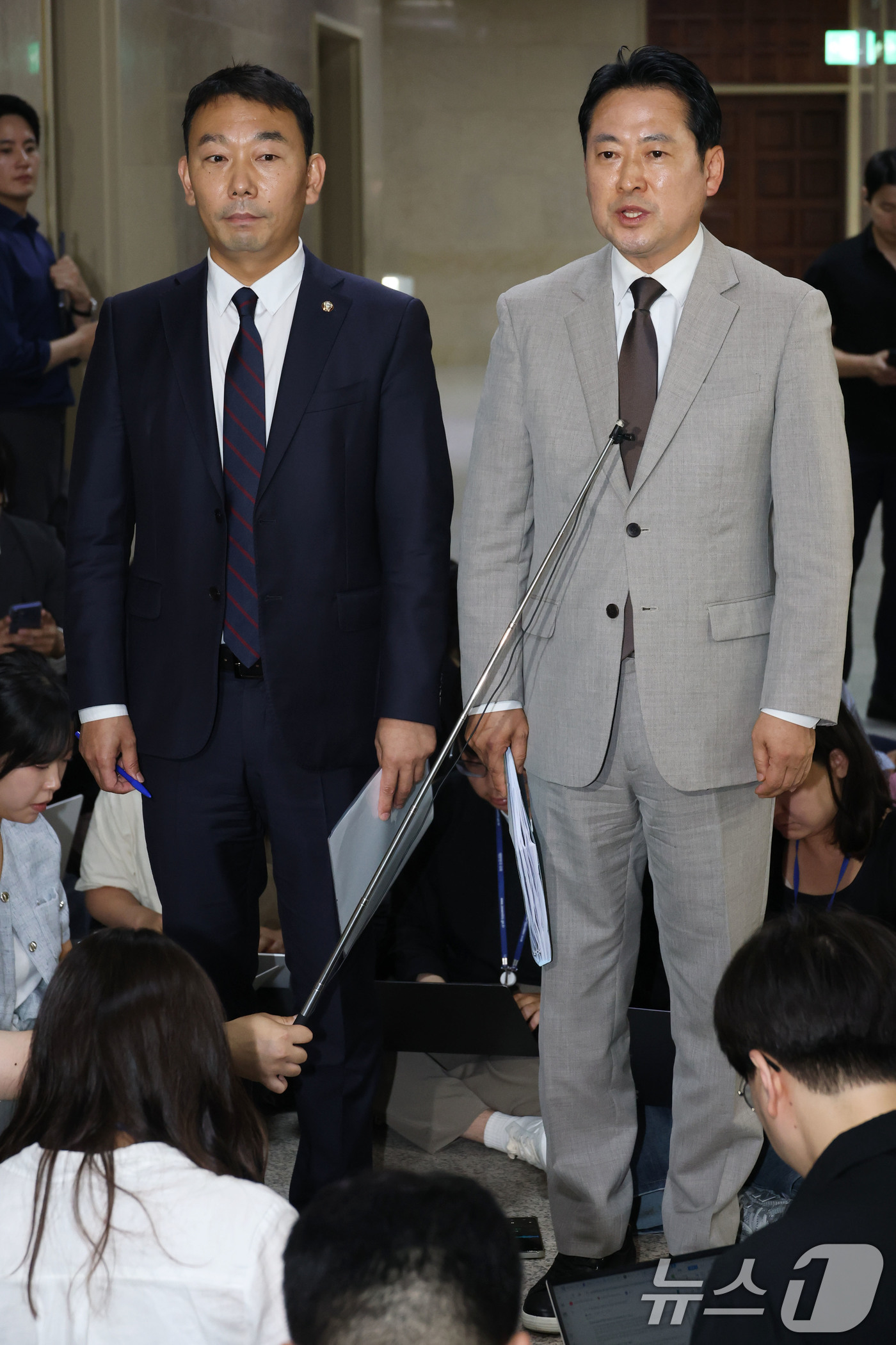 (서울=뉴스1) 이광호 기자 = 국회 법제사법위원회 여야 간사인 김용민 더불어민주당 의원(왼쪽)과 장동혁 국민의힘 의원이 2일 오후 서울 여의도 국회에서 상법 개정안과 관련한 회동 …