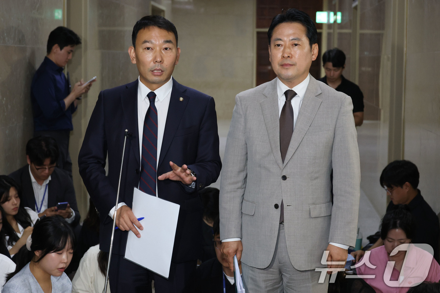 (서울=뉴스1) 이광호 기자 = 국회 법제사법위원회 여야 간사인 김용민 더불어민주당 의원(왼쪽)과 장동혁 국민의힘 의원이 2일 오후 서울 여의도 국회에서 상법 개정안과 관련한 회동 …