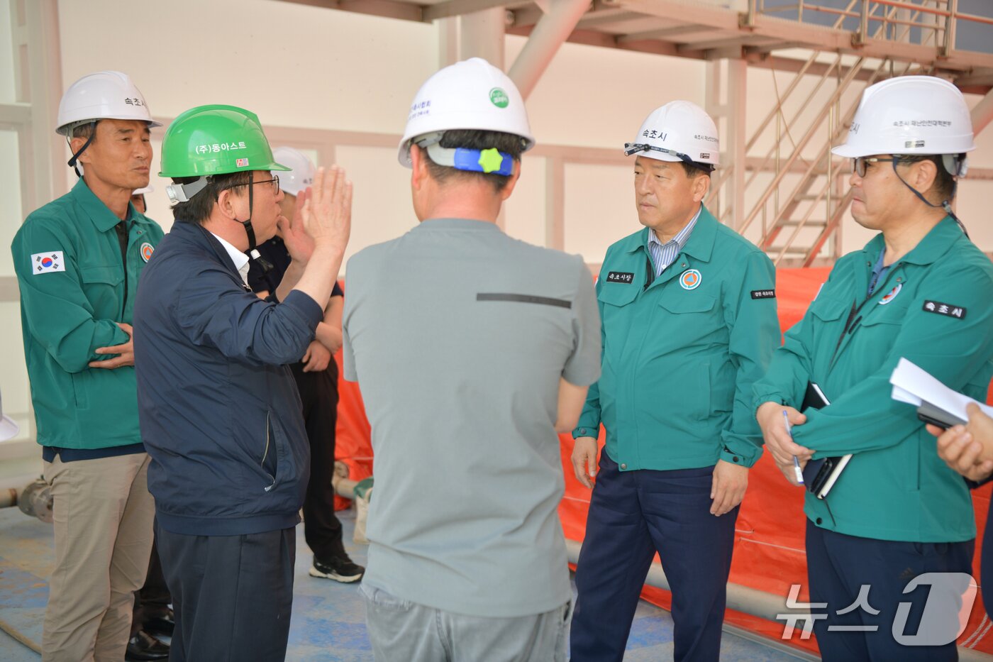 본문 이미지 - 속초 정수장 침전지 덮개 설치공사 현장 점검하는 이병선 속초시장.&#40;속초시 제공, 재판매 및 DB 금지&#41;