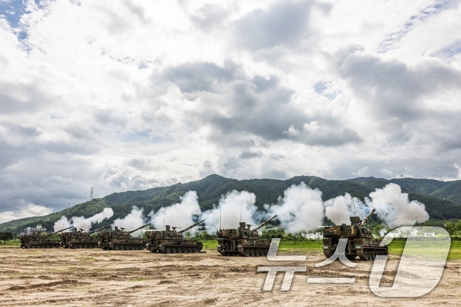 (서울=뉴스1) = 2일 강원 철원군 포병사격장에서 열린 육군 수도군단 통합 포탄 사격 훈련에서 수도포병여단, 17사단 포병여단, 해병 2사단 포병여단이 자주포 사격을 하고 있다. …