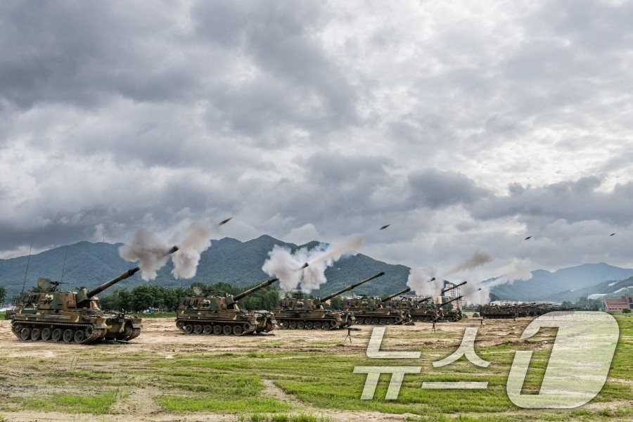 (서울=뉴스1) = 2일 강원 철원군 포병사격장에서 열린 육군 수도군단 통합 포탄 사격 훈련에서 수도포병여단, 17사단 포병여단, 해병 2사단 포병여단이 자주포 사격을 하고 있다. …