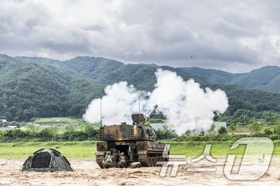 (서울=뉴스1) = 2일 강원 철원군 포병사격장에서 열린 육군 수도군단 통합 포탄 사격 훈련에서 수도포병여단, 17사단 포병여단, 해병 2사단 포병여단이 자주포 사격을 하고 있다. …