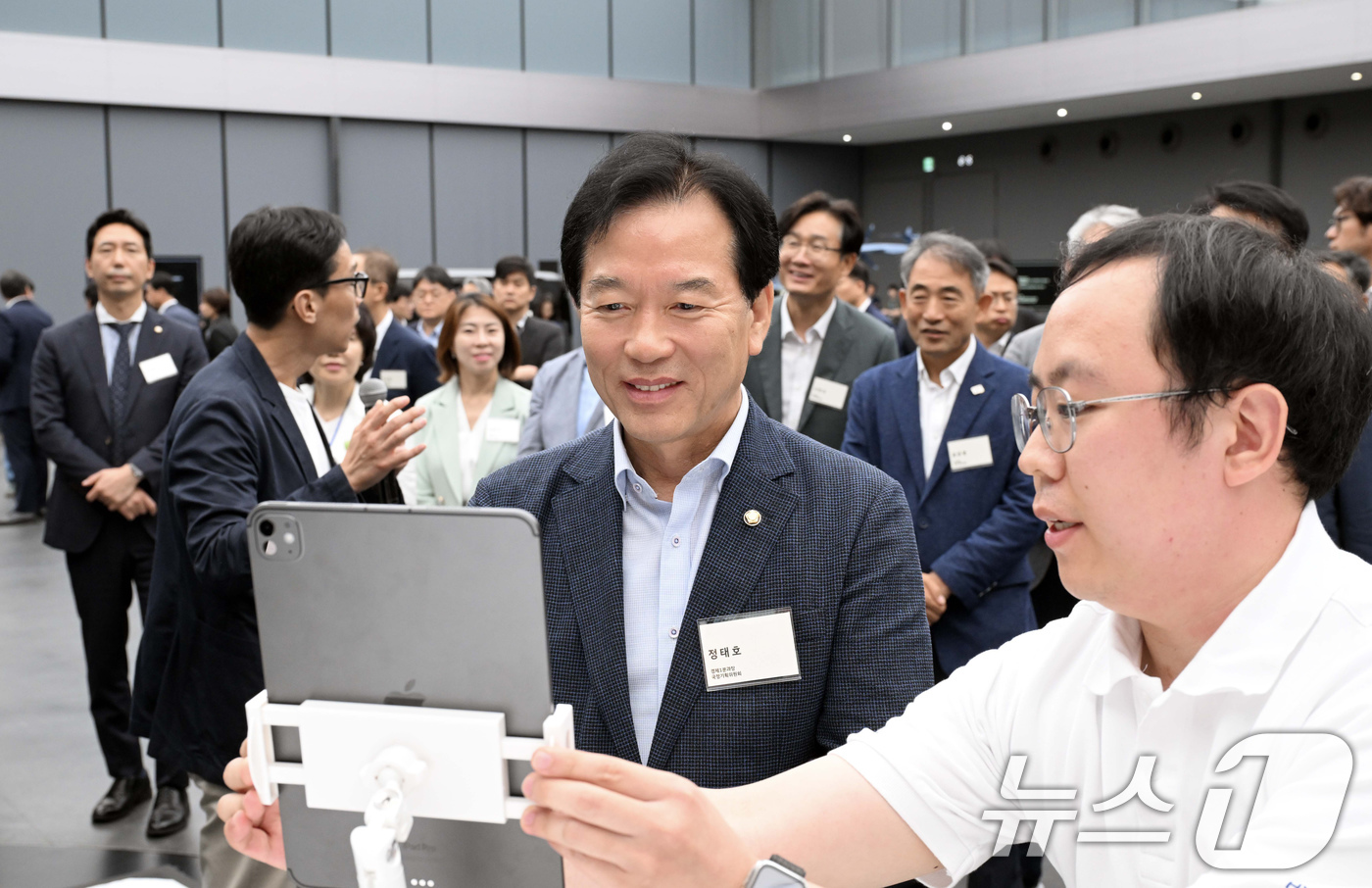 (서울=뉴스1) 장수영 기자 = 정태호 국정기획위원회 경제1분과장이 2일 오후 경기 화성 현대자동차 그룹 남양연구소를 찾아 전시물을 살펴보고 있다. (국정기획위원회 제공. 재판매 …