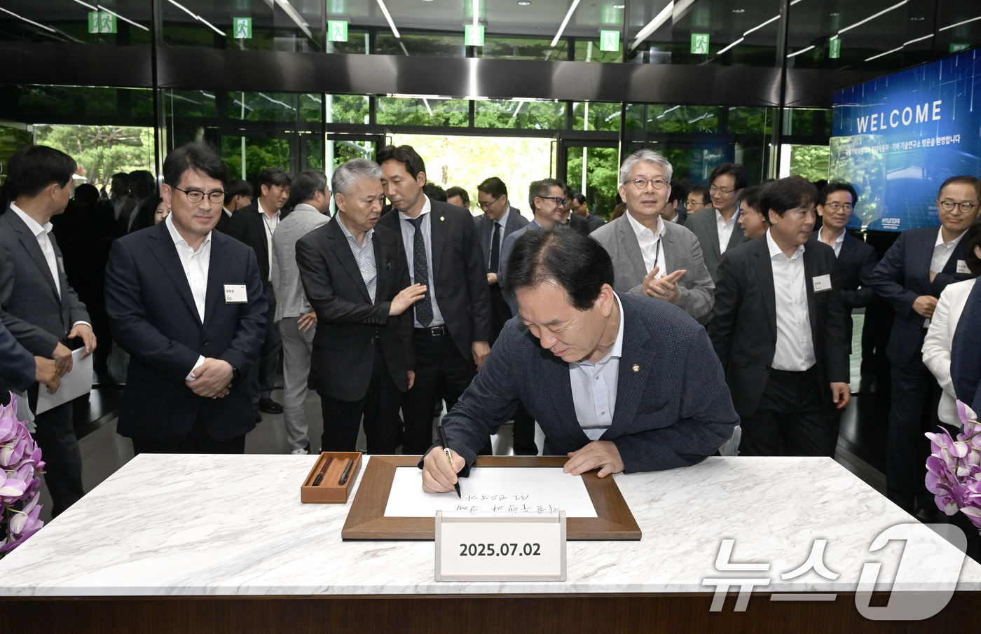 (서울=뉴스1) 장수영 기자 = 정태호 국정기획위원회 경제1분과장이 2일 오후 경기 화성 현대자동차 그룹 남양연구소를 찾아 방명록을 작성하고 있다. (국정기획위원회 제공. 재판매 …