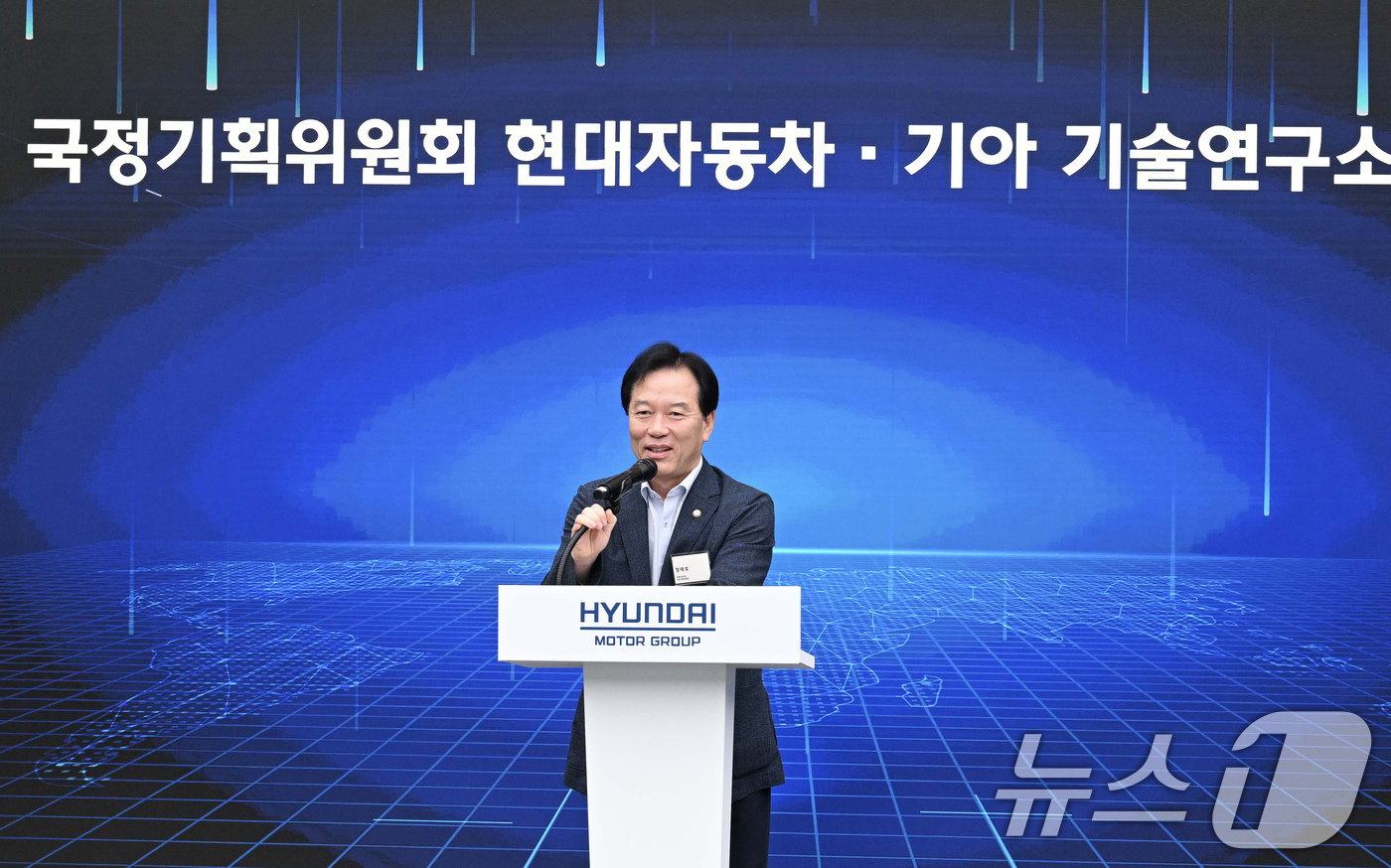 (서울=뉴스1) 장수영 기자 = 정태호 국정기획위원회 경제1분과장이 2일 오후 경기 화성 현대자동차 그룹 남양연구소를 찾아 인사말 하고 있다. (국정기획위원회 제공. 재판매 및 D …