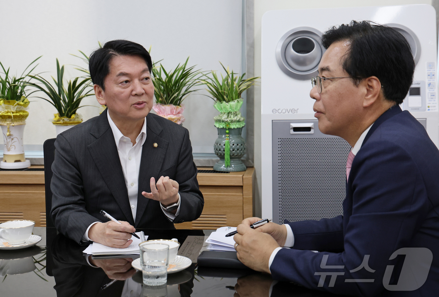 (서울=뉴스1) 안은나 기자 = 국민의힘 송언석 비상대책위원장 겸 원내대표(오른쪽)와 혁신위원장으로 내정된 안철수 의원이 2일 오후 서울 여의도 국회 본청 원내대표실에서 회동하고 …
