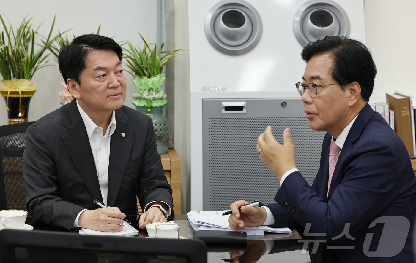 본문 이미지 - 국민의힘 송언석 비상대책위원장 겸 원내대표&#40;오른쪽&#41;와 혁신위원장으로 내정된 안철수 의원이  지난 2일 오후 서울 여의도 국회 본청 원내대표실에서 회동하고 있다. &#40;공동취재&#41; 2025.7.2/뉴스1 ⓒ News1 안은나 기자