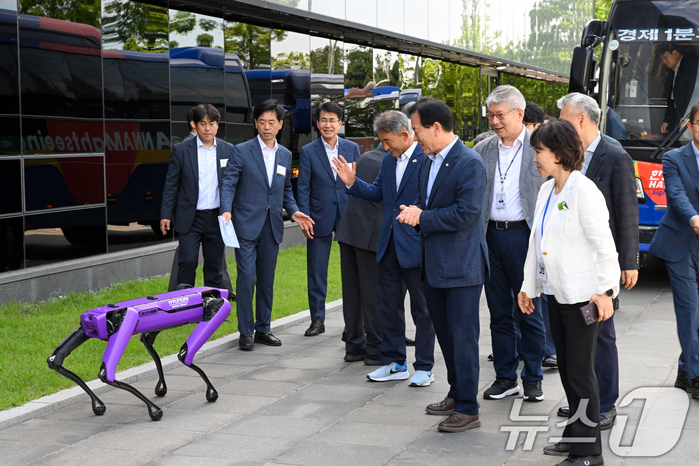 (서울=뉴스1) 장수영 기자 = 정태호 국정기획위원회 경제1분과장이 2일 오후 경기 화성 현대자동차 그룹 남양연구소를 찾아 사족보행 로봇 개 '스팟'을 살펴보고 있다. (국정기획위 …