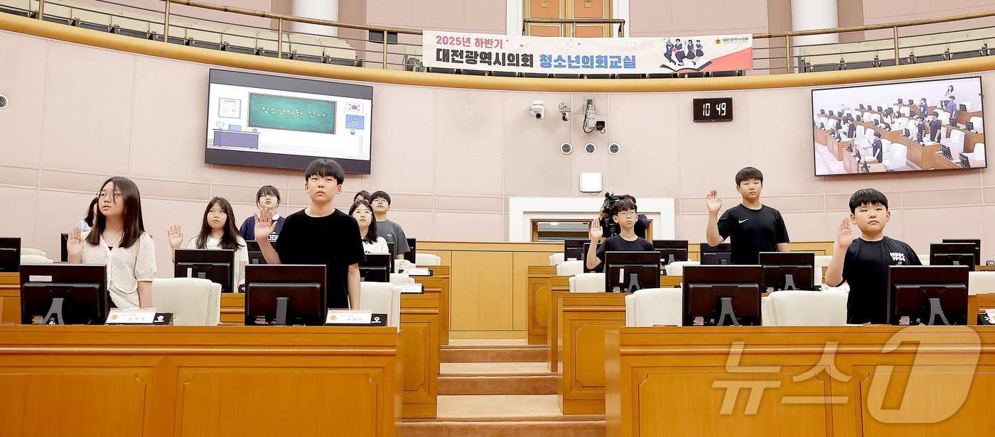 (대전 =뉴스1) 이동원 기자 = 대전시의회(의장 조원휘)는 2일, 관저초등학교 학생들과 함께 2025년 하반기 청소년 의회교실의 첫 문을 열었다.이날 청소년 의회교실은 이재경 의 …