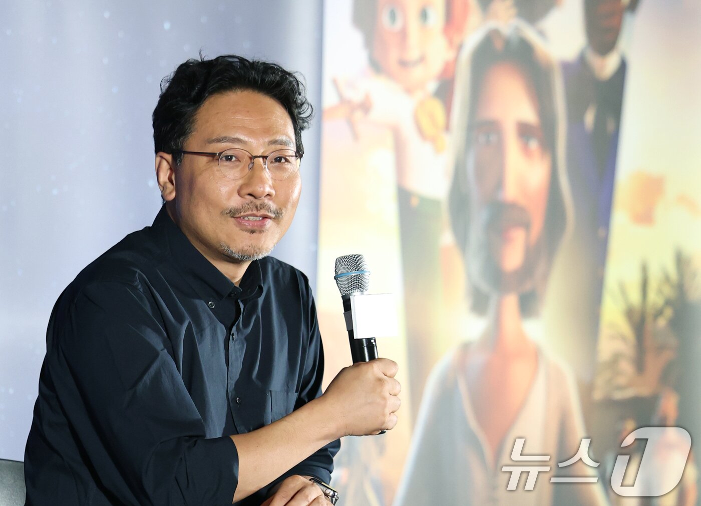 본문 이미지 - 장성호 감독이 2일 오후 서울 용산구 CGV용산아이파크몰에서 열린 애니메이션 '킹 오브 킹스' 언론시사회 및 기자간담회에서 미소를 짓고 있다. '킹 오브 킹스'는 영국의 뛰어난 작가 찰스 디킨스가 막내아들 월터와 함께 2000년 전 가장 위대한 이야기 속으로 떠나는 여행을 그린 글로벌 흥행작 K-애니메이션이다. 2025.7.2 ⓒ 뉴스1 권현진 기자