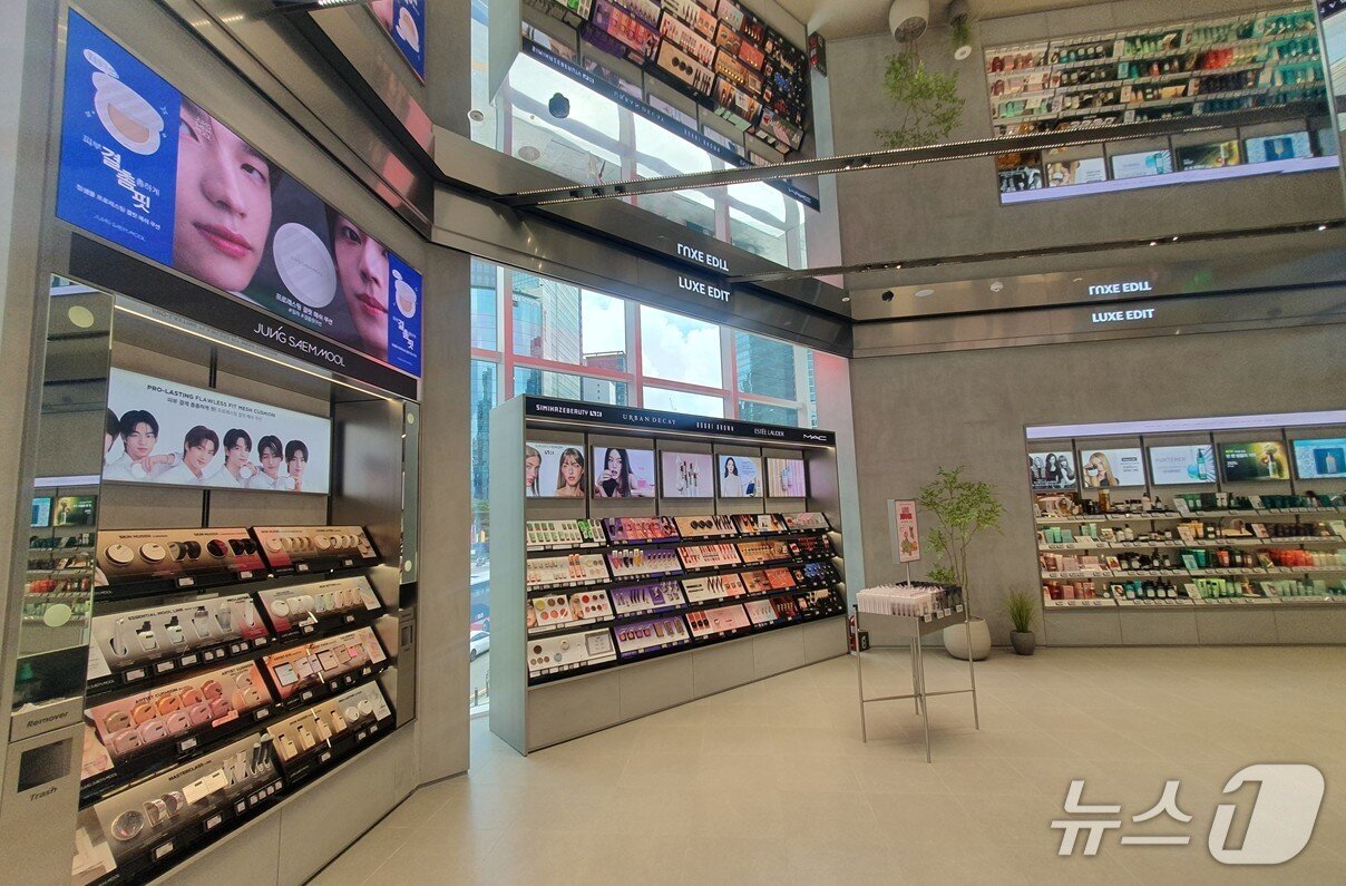 본문 이미지 - CJ올리브영이 2일 강남 최대 규모의 ‘센트럴 강남 타운’을 오픈했다. 2025.7.2/뉴스1 ⓒ News1 김명신 기자