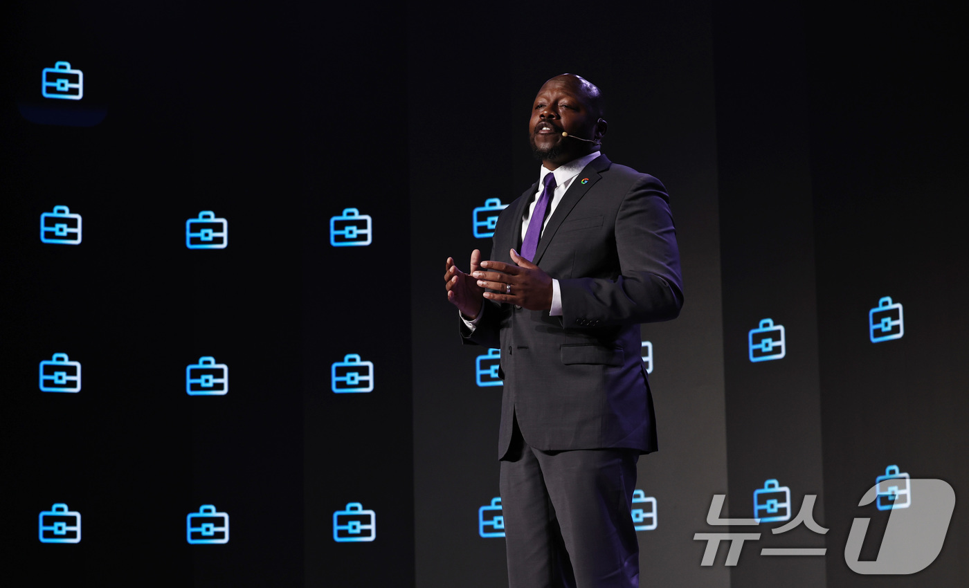 (서울=뉴스1) 구윤성 기자 = 윌슨 화이트 구글 아시아태평양 대외협력정책총괄 부사장이 2일 오후 서울 강남구 조선팰리스 호텔에서 열린 '구글 포 코리아'에서 축사하고 있다. 20 …