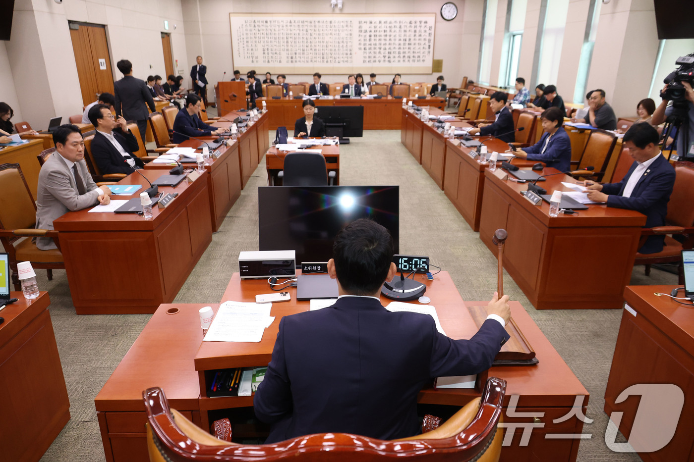 (서울=뉴스1) 이광호 기자 = 2일 오후 서울 여의도 국회에서 열린 법제사법위원회 제1차 법안심사제1소위원회에서 김용민 위원장이 의사봉을 두드리며 속개를 선언하고 있다.이날 여야 …