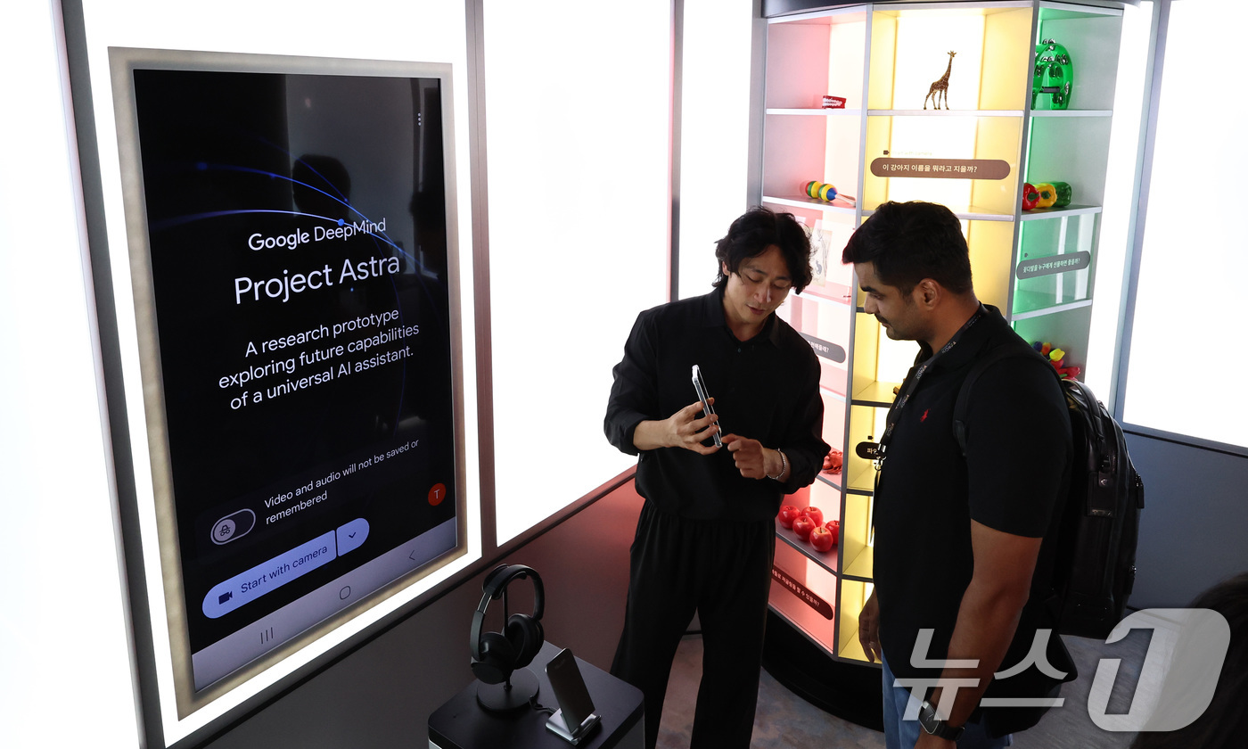 (서울=뉴스1) 구윤성 기자 = 2일 오후 서울 강남구 조선팰리스 호텔에서 열린 '구글 포 코리아'에서 참관객이 구글의 딥마인드 기술인 '아스트라 프로젝트'를 체험하고 있다. 20 …