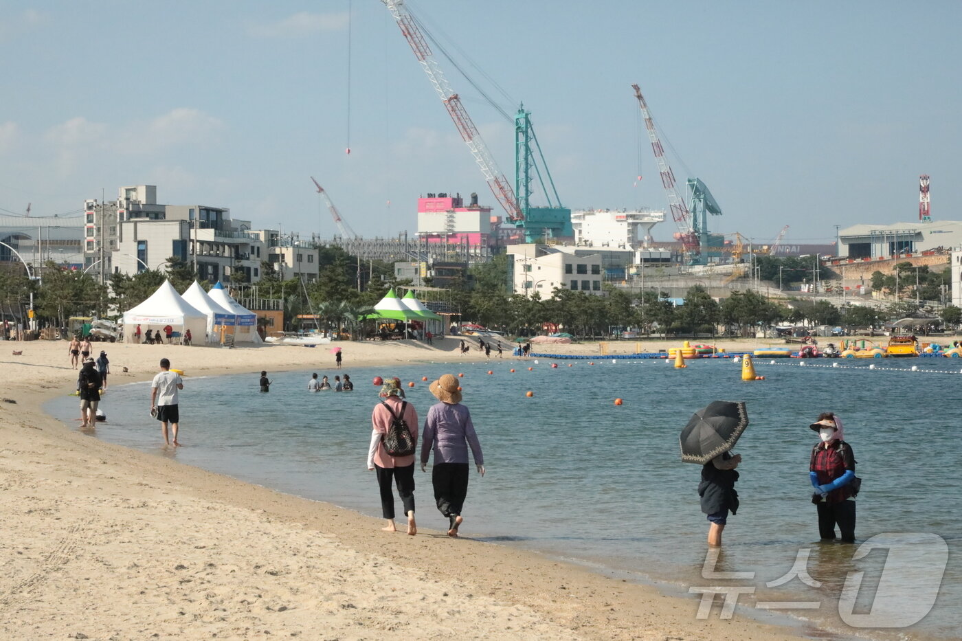본문 이미지 - 무더위가 이어지고 있는 2일 울산 동구 일산해수욕장에 시민들이 맨발 걷기를 하고 있다. 2025.7.2/뉴스1 ⓒ News1 김세은 기자