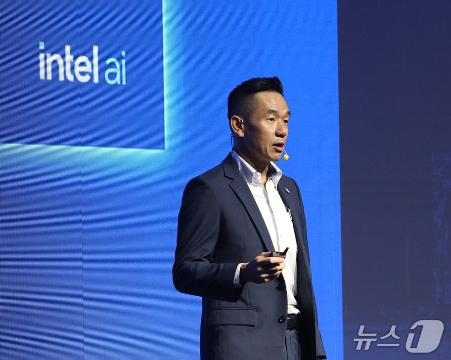 본문 이미지 - 한스 촹(Hans Chuang) 인텔 세일즈 마케팅 그룹 아시아 태평양·일본 총괄이 2025 인텔 AI 서밋 서울서 발언하고 있다.(인텔코리아 제공)