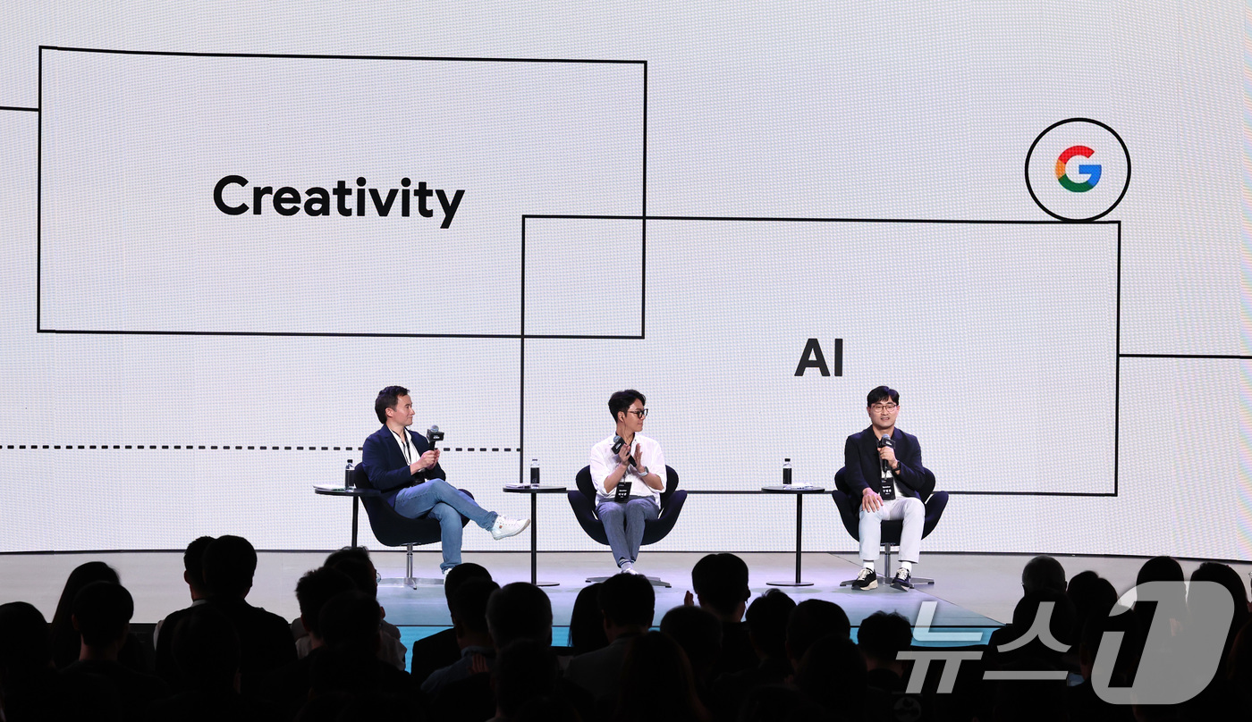 (서울=뉴스1) 구윤성 기자 = 2일 오후 서울 강남구 조선팰리스 호텔에서 열린 '구글 포 코리아'에서 패널들이 'AI, 창작의 지평을 넓히다'를 주제로 발언하고 있다. 왼쪽부터 …