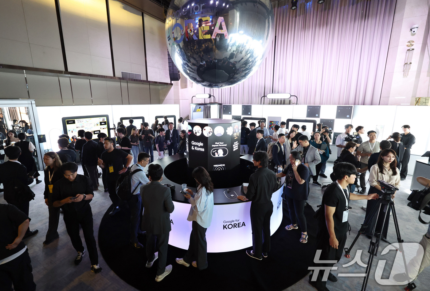 (서울=뉴스1) 구윤성 기자 = 2일 오후 서울 강남구 조선팰리스 호텔에서 열린 '구글 포 코리아'에서 참관객들이 구글의 생성형 AI 기술을 체험하고 있다. 2025.7.2/뉴스1 …